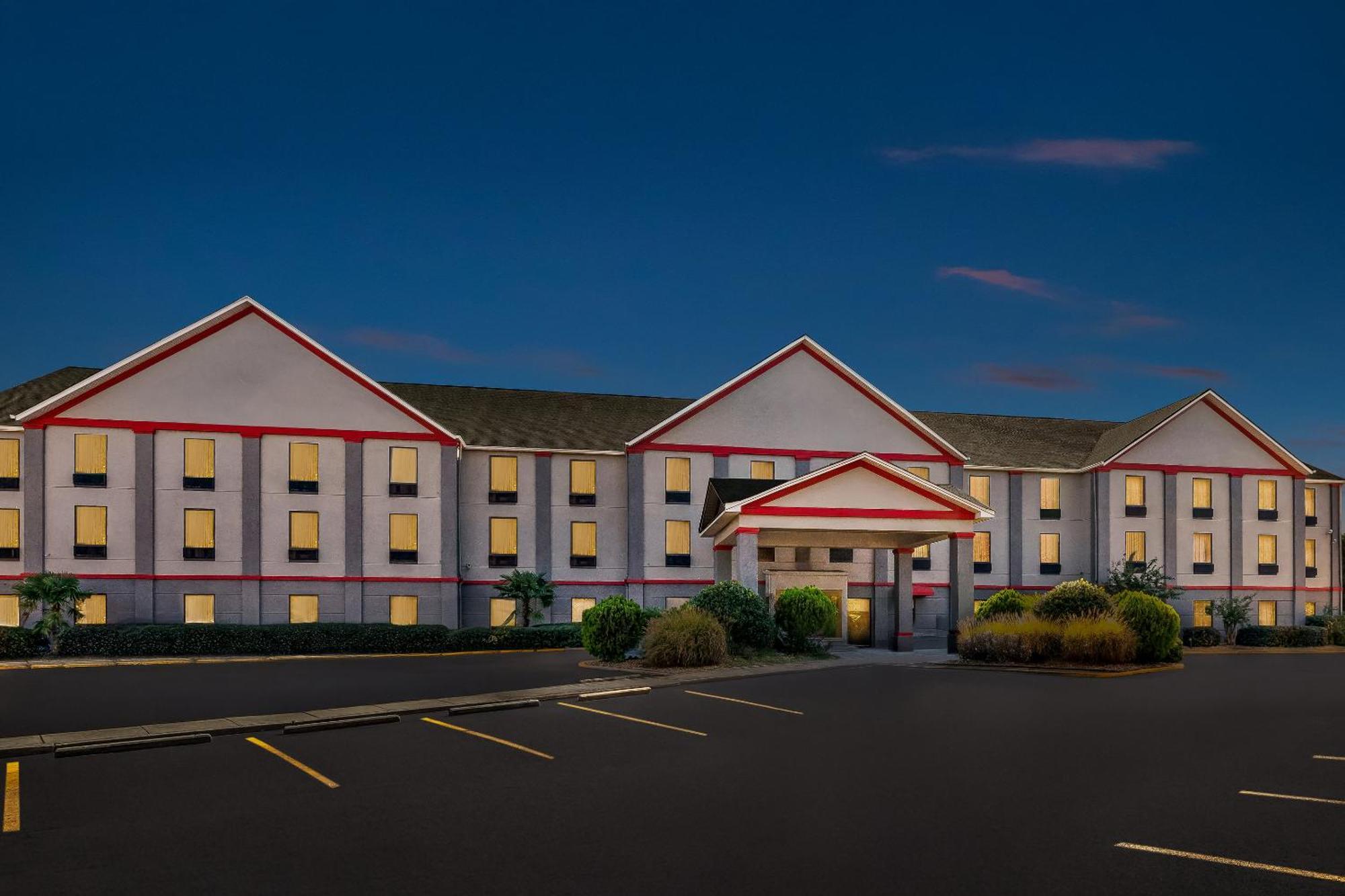 Red Roof Plus+ & Suites Atlanta Airport South Exterior photo